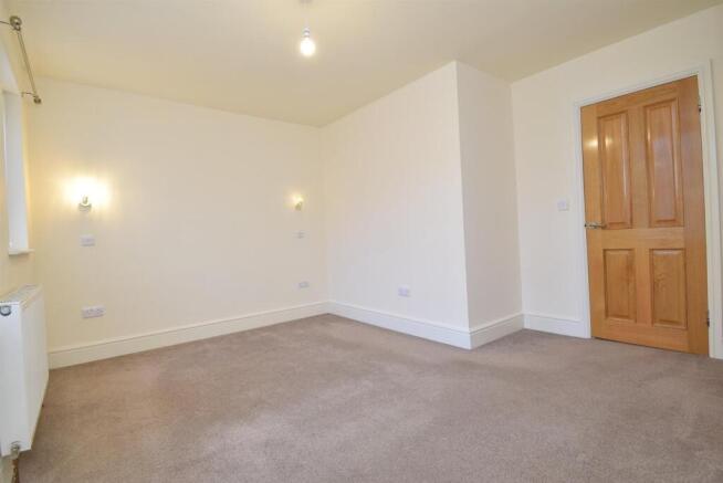 2 bed Terraced to rent Image 8