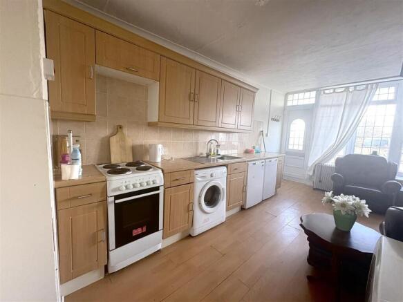 LOUNGE KITCHEN