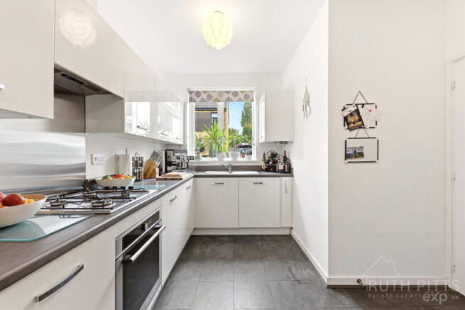 2 bed Semi-Detached for sale Image 8