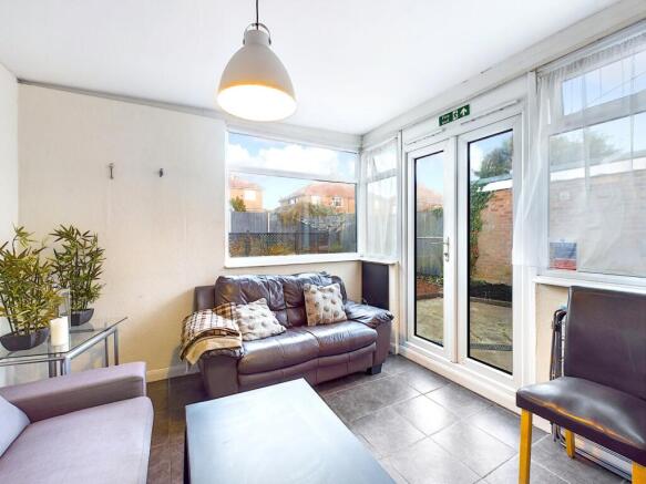 218 Shipton Road - Lounge