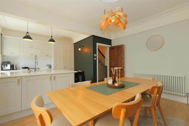 4 bed Semi-Detached for sale Image 11