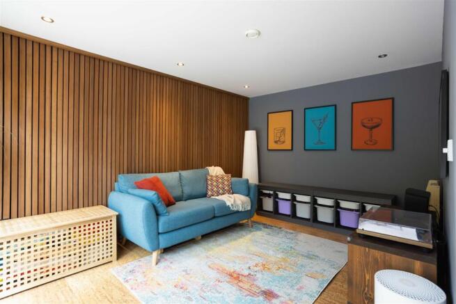 5 bed Detached for sale Image 11