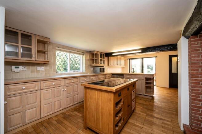 4 bed Detached for sale Image 10