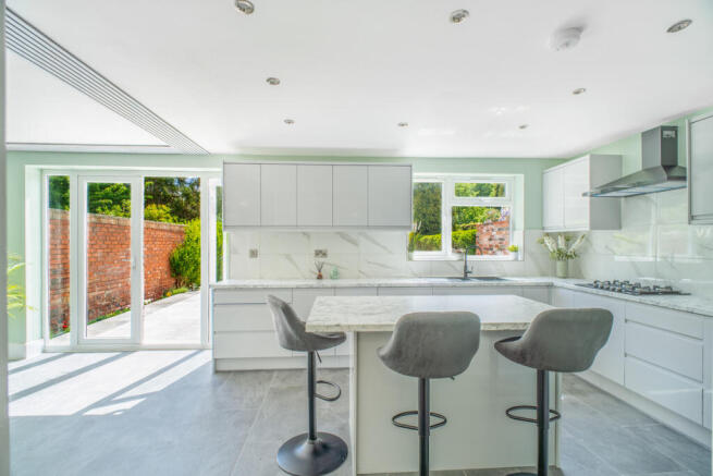 4 bed Detached for sale Image 9
