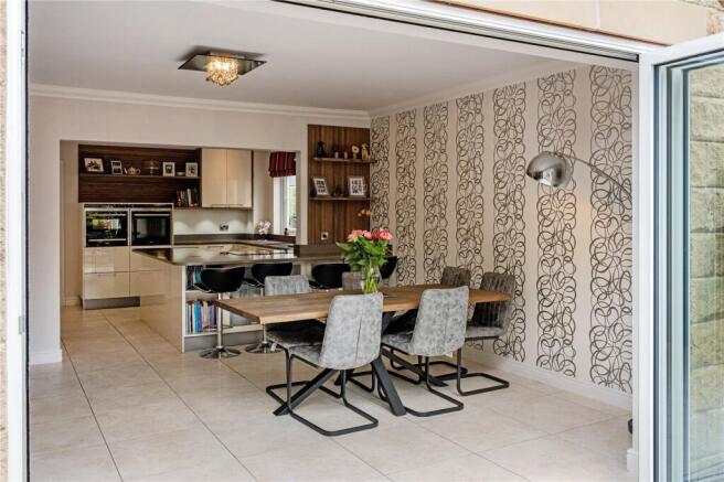 5 bed Detached for sale Image 6