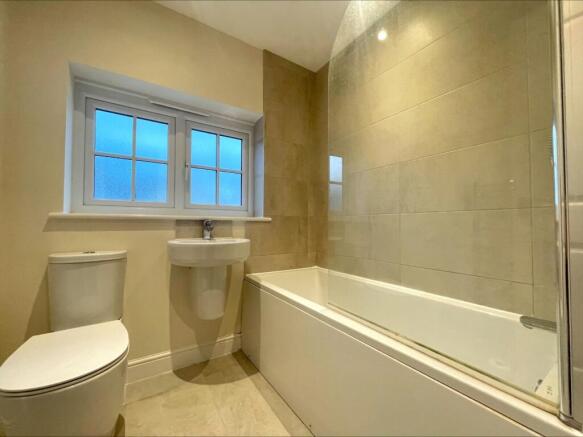 4 bed Terraced to rent Image 5