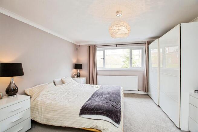 5 bed Detached for sale Image 10
