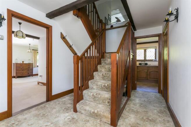 BEAMED ENTRANCE HALLWAY