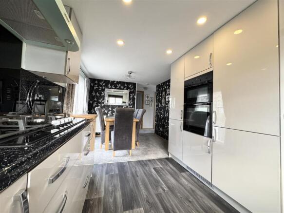 2 bed Park Home for sale Image 4