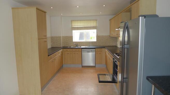 4 bed House to rent Image 11