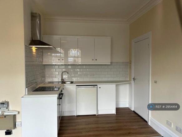 Studio to rent Image 12
