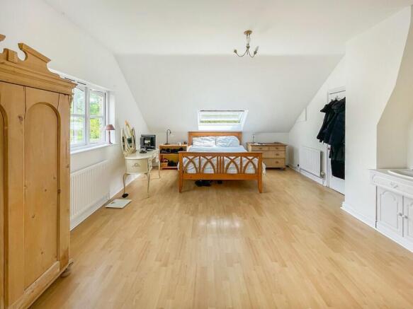 4 bed Detached for sale Image 10