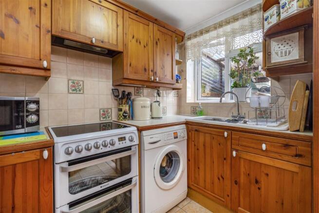 15 Kings Road, New Haw, KT15 3BG - 5.jpg