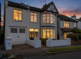 18, Westcliff Drive, Leigh-on-sea SS9 2LB