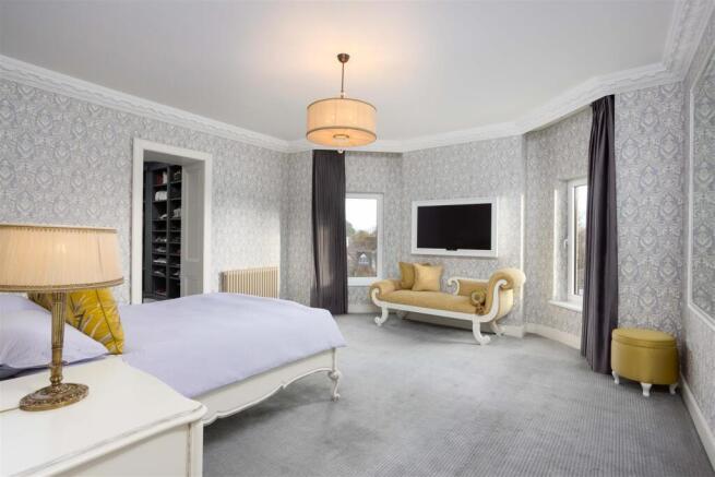 5 bed Detached for sale Image 12
