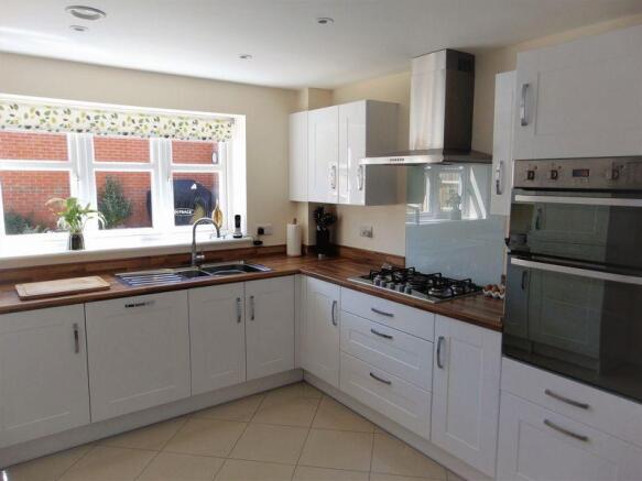 Kitchen / Buil...