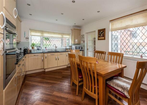 52 Station Road-kitchen.jpg