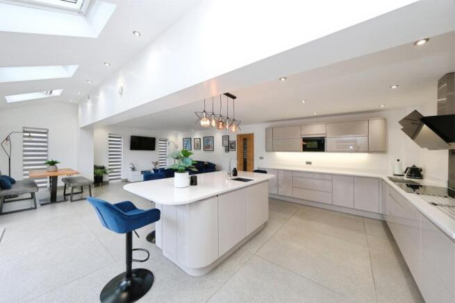 5 bed Detached for sale Image 9