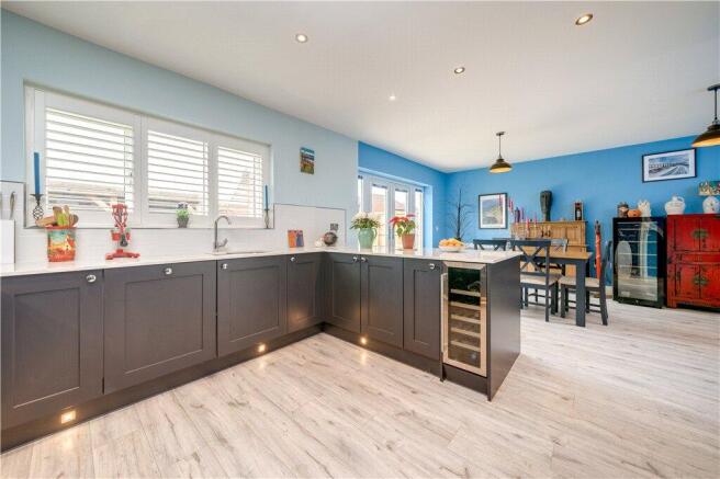 5 bed Detached for sale Image 4
