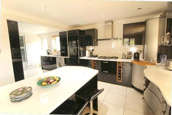 LARGE FITTED FAMILY/LIVING KITCHEN