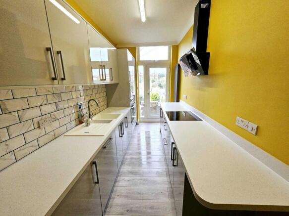 3 bed Flat for sale Image 3