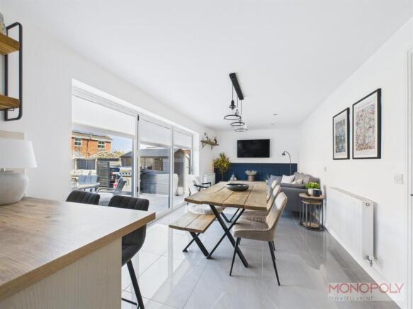 OPEN PLAN KITCHEN/DINING ROOM