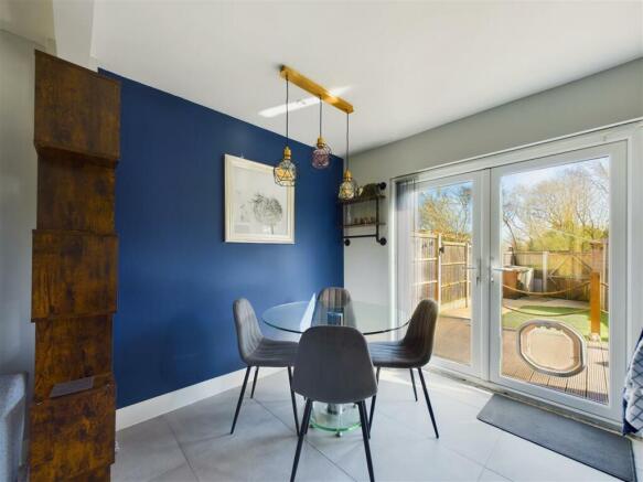 KITCHEN/DINING ROOM
