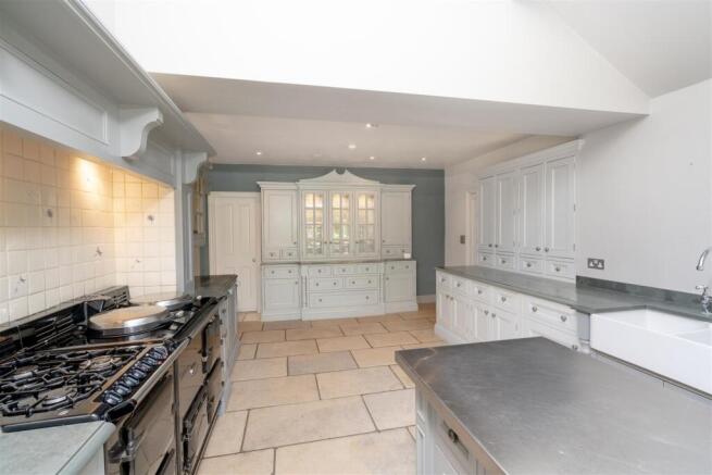 7 bed Detached for sale Image 6