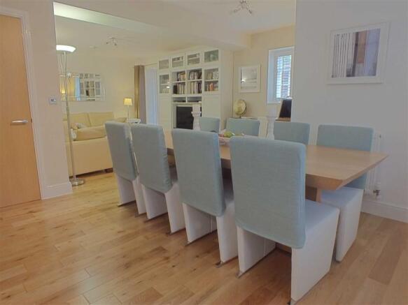 KITCHEN/DINING ROOM