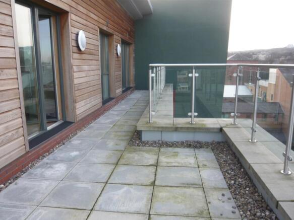 2 bed Penthouse to rent Image 7