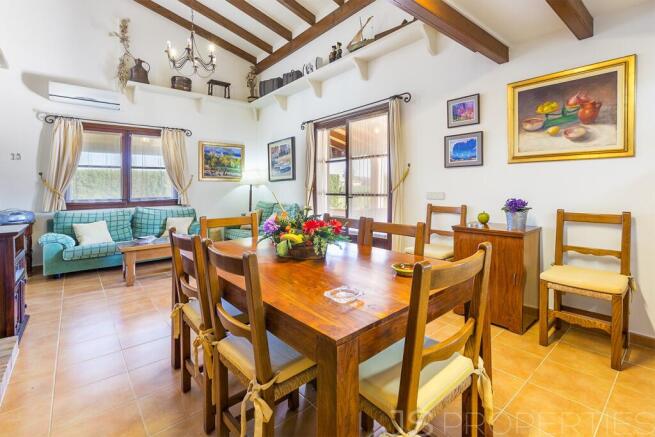 BEAUTIFUL VILLA WITH SWIMMING POOL AND COVERED BBQ AREA 