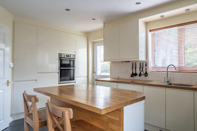 4 bed Detached for sale Image 8