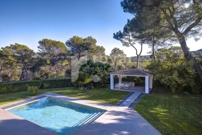 Landscaped garden with pool in a private Mougins e