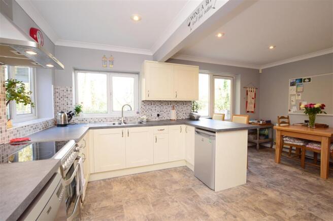 Kitchen/ Dining Room