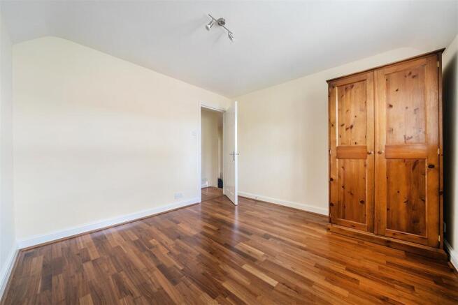 bedroom b.jpg