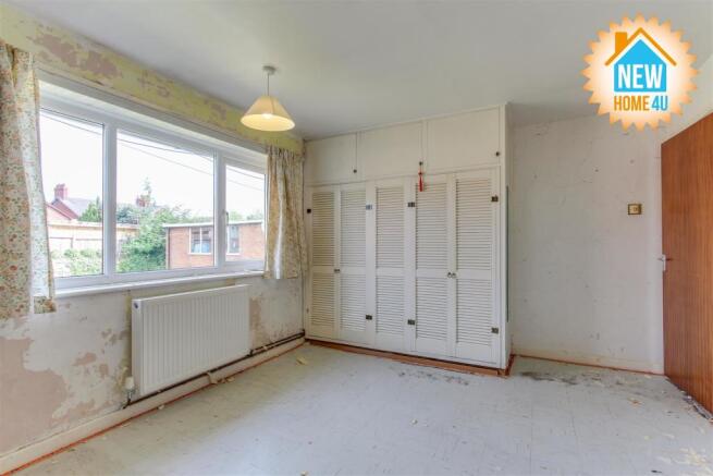 MAIN BEDROOM: