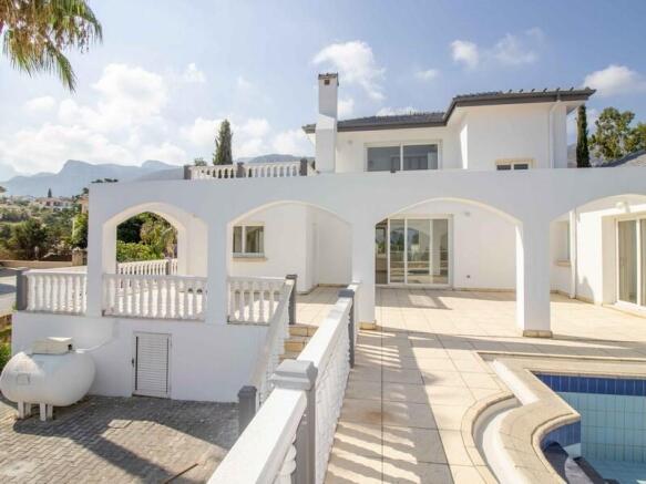 4 bedroom resale villa + swimming pool + central heating + air conditioning + Title deed in the owner?s name VAT paid Image 9999 3