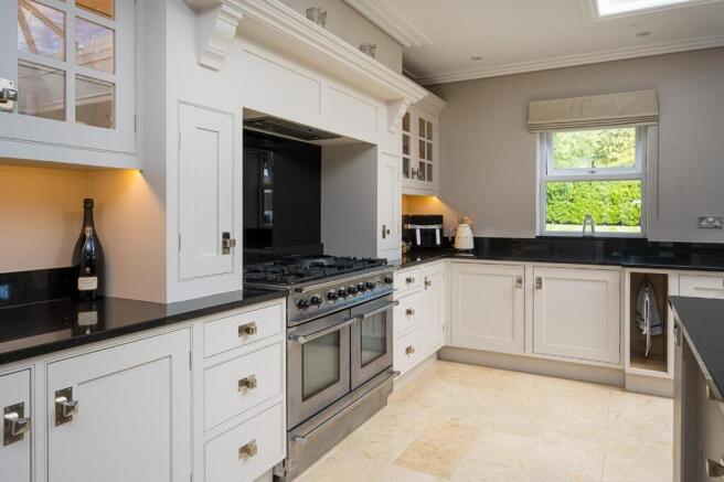 5 bed House for sale Image 9