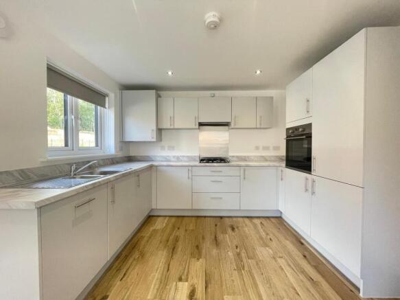 3 bed Semi-Detached to rent Image 2