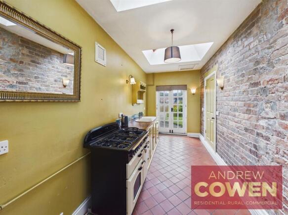4 bed House for sale Image 8
