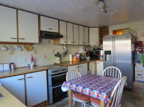 Kitchen/Breakfast Room: