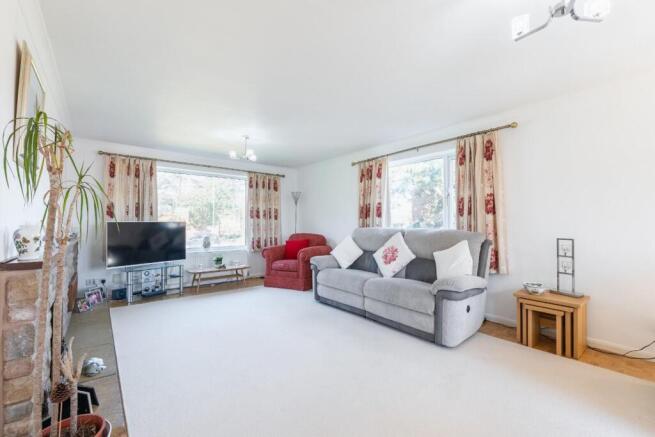 SPACIOUS LOUNGE/DINING ROOM
