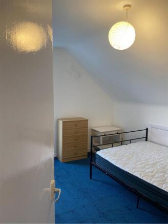 A cozy double bedroom with a comfortable layout...