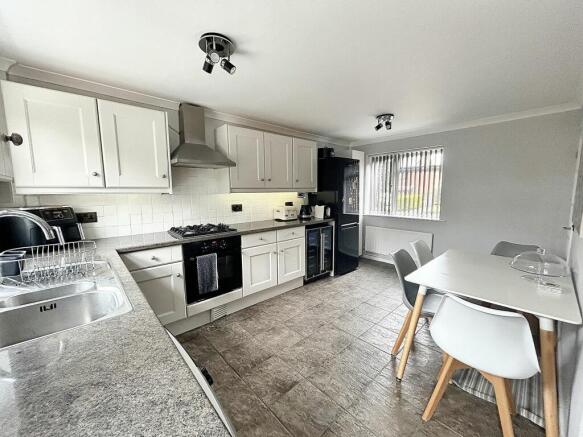KITCHEN/BREAKFAST ROOM