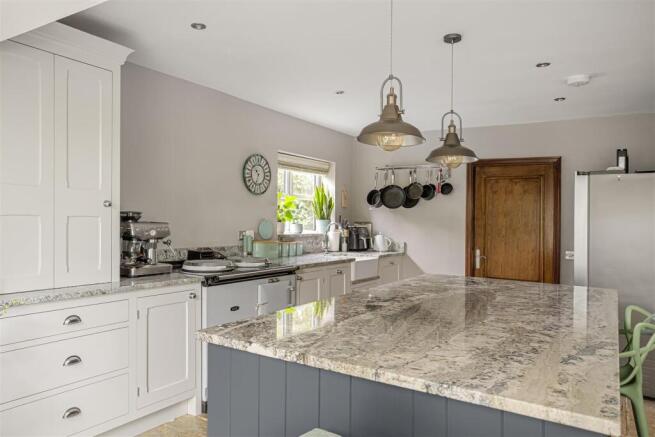 4 bed Detached for sale Image 9
