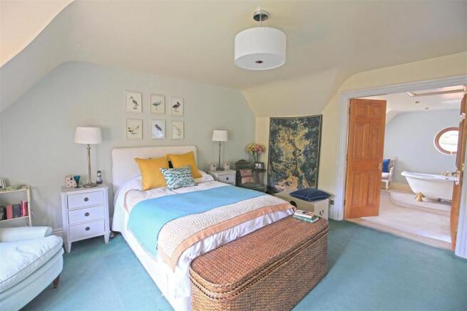 Ashton House-Bed1