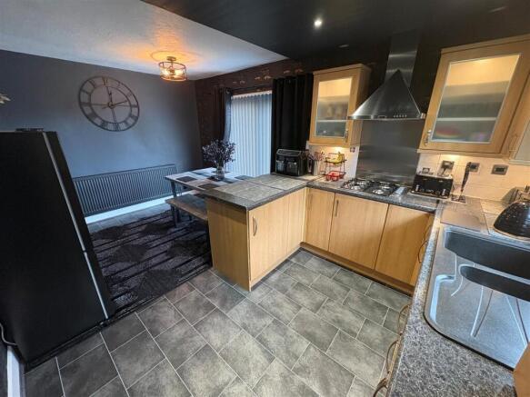 3 bed Semi-Detached for sale Image 6