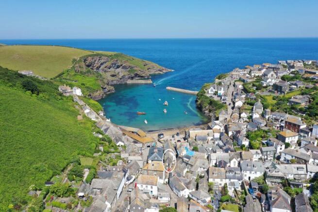 65e89fb3f03a9_LRCor-Anglais-white-circle-DJI_0802