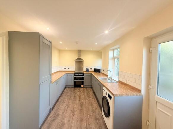 3 bed semi-detached house to rent Mosslea Road, L