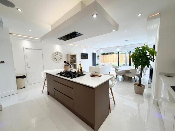 4 bed Semi-Detached for sale Image 5